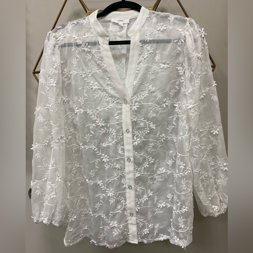White button down Blouse. Textured floral print.